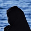 Italia prohibirá el uso del burka y del niqab, el velo islámico integral, en las escuelas y limitará el número de estudiantes extranjeros por clase, anunció este domingo la primera ministra de ultraderecha, Giorgia Meloni.