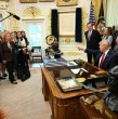 El presidente de Estados Unidos, Donald Trump, defendió este lunes su decisión de vetar de la Casa Blanca a los medios CNN, MS NOW y Politico, a los que calificó de payasos y reprochó que solo publican cosas negativas de mí.
