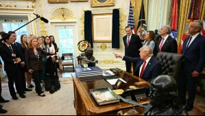 Trump defiende veto a cuatro medios de comunicación y llama 'payasos' a sus periodistas