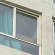 Conmoción ha causado la muerte de un niño de 9 años que cayó desde el noveno piso de un edificio en el centro de Santiago. La investigación por ahora se concentra en la malla de seguridad del departamento, que estaba rota posterior al hecho.