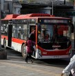 Adultos mayores y estudiantes pueden acceder a tarifas rebajadas en el transporte público. Revisa los requisitos, cómo obtener las tarjetas y el beneficio para quienes pagan con código QR.