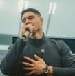 Sammis Reyes sorprendió al pedir ayuda en redes sociales tras romperse un diente durante la madrugada. El exjugador de fútbol americano buscaba un dentista que pudiera atenderlo a las 8:00 de la mañana, antes de un compromiso que tenía programado.