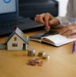 ¿Cuánto hay que ganar para comprar un departamento nuevo en Santiago? Revisa el ingreso familiar estimado, el precio y el dividendo para acceder a una vivienda en 23 comunas de la RM.