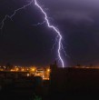 La Dirección Meteorológica de Chile (DMC) emitió este miércoles un aviso por probables tormentas eléctricas que se desarrollarán esta semana en tres regiones del país.