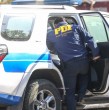 La Policía de Investigaciones (PDI) indaga en el secuestro de una mujer de 36 años, quien fue abordada por desconocidos cuando terminaba su jornada laboral. La víctima apareció posteriormente en Colina.