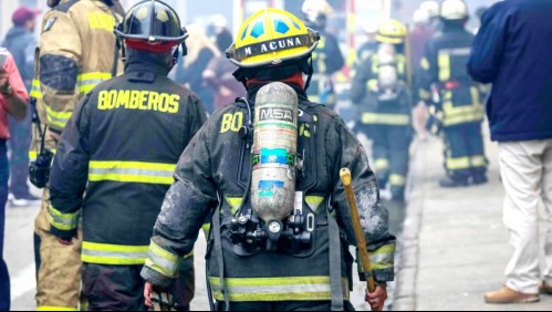 Dos personas mueren en incendio que afectó a block de departamentos en Cerrillos