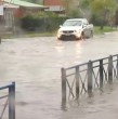 Las calles anegadas son algunas de las consecuencias que ha dejado el río atmosférico en la zona sur del país, generando preocupación en las autoridades y familias por el ingreso del agua a las viviendas.