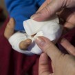 Una mujer permanece internada con graves heridas y riesgo de perder la movilidad de una de sus manos tras ser atacada por dos perros en la ciudad de Puerto Montt.