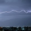La Dirección Meteorología emitió este miércoles dos avisos de probables tormentas eléctricas, los cuales contemplan los sectores de nueve regiones del país. ¿En qué días podría ocurrir el fenómeno meteorológico?