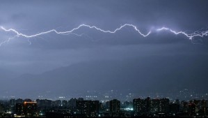 Meteorología emite dos aviso de probables  tormentas eléctricas para sectores de nueve regiones
