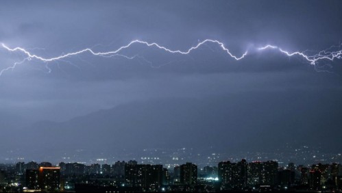 Meteorología emite dos aviso de probables  tormentas eléctricas para sectores de nueve regiones