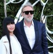 Nicolas Cage sorprendió en una alfombra roja en Los Ángeles junto a su esposa Riko Shibata, luciendo un drástico cambio de look con barba y cabello blancos. ¡Entérate!