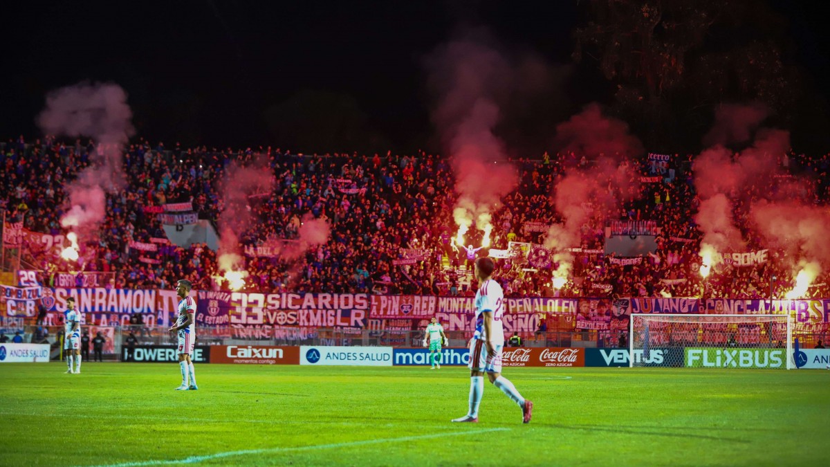 Suspenden partido entre Everton y Universidad de Chile por graves incidentes en el estadio Sausalito