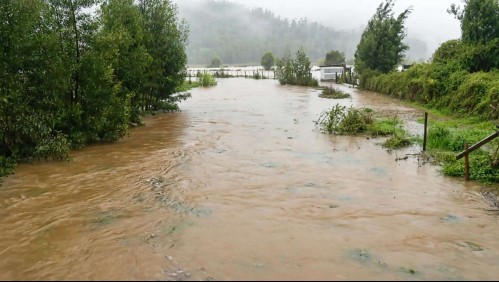 Desbordes y crecidas de ríos y esteros en la zona sur: Revisa las últimas alertas y solicitudes de evacuación de Senapred