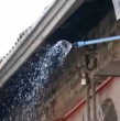 Cansados de la instalación de rucos sin control cerca de sus casas, vecinos del Barrio Matta, en la comuna de Santiago, encontraron una particular forma de evitarlos.