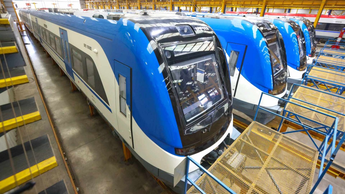 Capacidad para 426 pasajeros y alcanzan una velocidad de 120 km/h: Así son los nuevos trenes chinos que reforzarán servicio de EFE