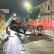 Accidente en Gran Avenida con Salesianos dejó personas lesionadas, un vehículo volcado y daños en postes y cableado. Tránsito permanece interrumpido hacia el norte.