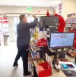 Indignación ha generado un video en el que un cliente agrede a una trabajadora extranjera dentro de un local OXXO en la comuna de Las Condes. El hombre la insultó con expresiones xenófobas, le lanzó productos y posteriormente la escupió.