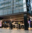 Renault inauguró en Santiago un nuevo formato de tienda urbana e interactiva. Revisa en qué centro comercial se ubica, los horarios de atención y qué tipos de productos se pueden conseguir.