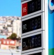 Expertos prevén una nueva alza en el precio de los combustibles. De acuerdo a las proyecciones de los analistas, el diésel podría aumentar hasta $110 por litro, mientras que los combustibles tendrían un aumento de hasta $42.