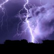 Desde la tarde de ayer viernes, la Dirección Meteorológica de Chile (DMC) mantiene bajo un aviso de tormentas eléctricas a sectores de tres regiones del país. Todo esto debido a una inestabilidad atmosférica. ¡Detalles!