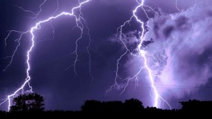 'Inestabilidad atmosférica': Sectores de tres regiones del país se mantiene bajo aviso de tormentas eléctricas de Meteorología