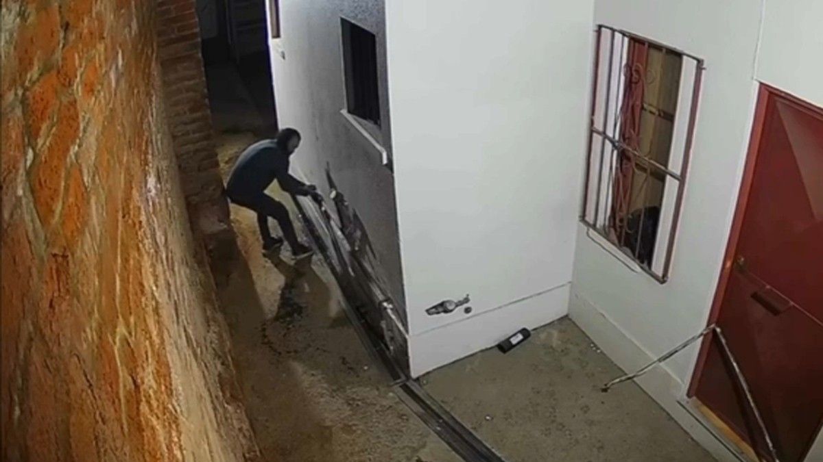 "Hay que ser bien desgraciado": Ladrón solitario se robó hasta las cañerías de agua del Cuartel General de Bomberos de Rancagua