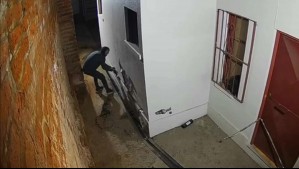 'Hay que ser bien desgraciado': Ladrón solitario se robó hasta las cañerías de agua del Cuartel General de Bomberos de Rancagua