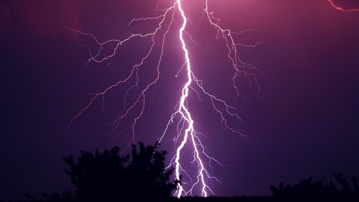 Meteorología emite "aviso" de tormentas eléctricas para sectores de tres regiones por "inestabilidad atmosférica"