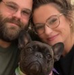 Cassie, la amada bulldog francés de una pareja del norte de California, en Estados Unidos, se convirtió en una verdadera heroína al sacrificar su vida para salvar a sus dueños del brutal ataque de un oso canela. ¡Detalles!