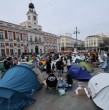 Cientos de personas ocupan la céntrica Puerta del Sol de Madrid para reclamar protección para los inquilinos tras el desahucio de una octogenaria, y el presidente del Gobierno aseguró que trabaja para poner remedio a la crisis de la vivienda.