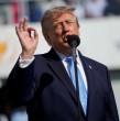 Donald Trump dijo hoy domingo que las cinco personas detenidas por cargos relacionados con terrorismo en el Reino Unido tenían como objetivo causar daños significativos a la base británica que alberga tropas y aeronaves estadounidenses.