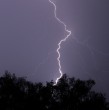 La Dirección Meteorológica de Chile emitió un aviso por probables tormentas eléctricas que se registrarán desde la tarde a la noche del lunes 28 de septiembre en sectores de ocho regiones del país.