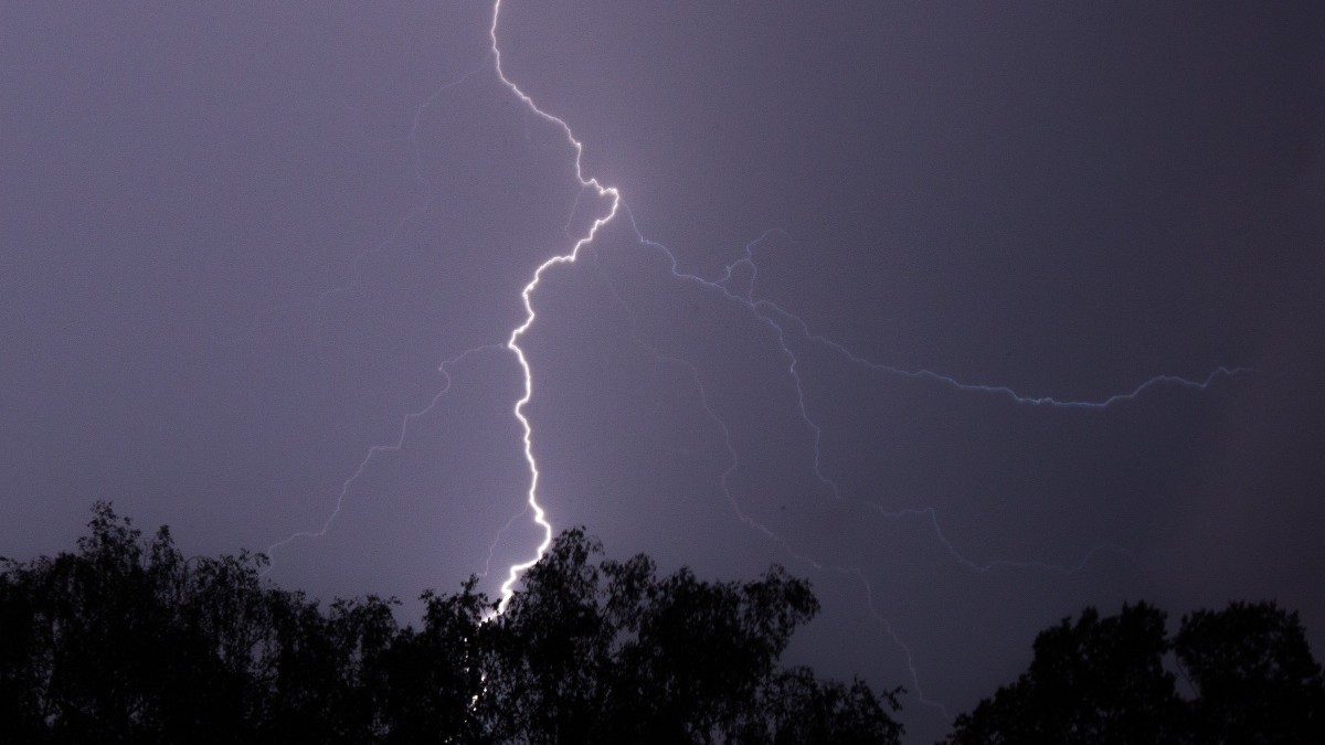 Incluida la Metropolitana: Meteorología emite "aviso" por probables tormentas eléctricas para sectores de ocho regiones del país