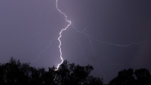 Incluida la Metropolitana: Meteorología emite 'aviso' por probables tormentas eléctricas para sectores de ocho regiones del país