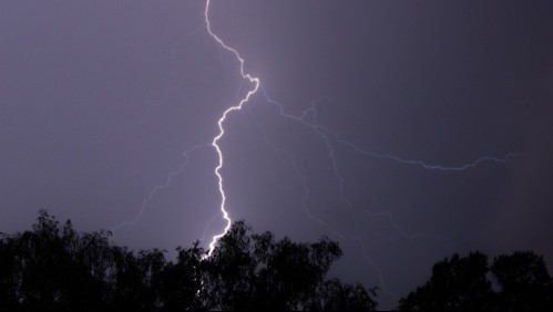 Incluida la Metropolitana: Meteorología emite 'aviso' por probables tormentas eléctricas para sectores de ocho regiones del país