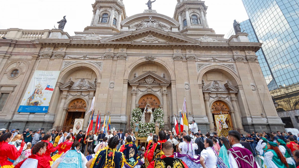 Santiago conmemoró los 100 años de la Coronación de la Virgen del Carmen