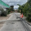 Accidente de tránsito provocó el derrumbe de varios postes eléctricos frente al Mall Plaza Vespucio, en La Florida. El tránsito fue suspendido en Las Ñipas con Las Pataguas.