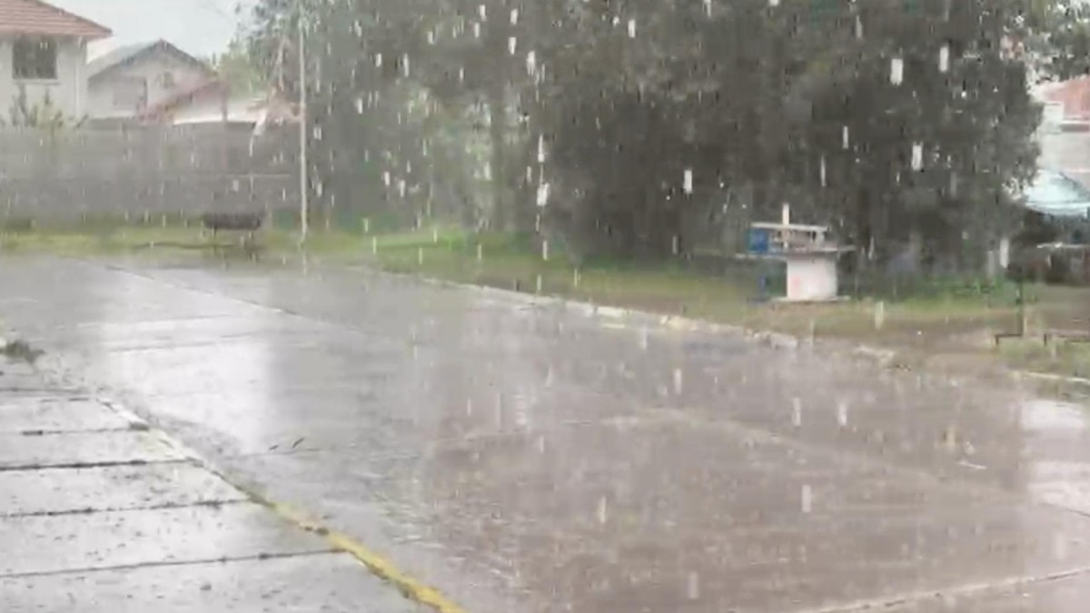 Truenos, relámpagos y fuerte lluvia sorprenden a algunas comunas de la RM: Revisa los videos de la tormenta