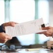 La Dirección del Trabajo explica cuántas veces puede renovarse un contrato a plazo fijo y cuándo este pasa a convertirse en indefinido según las condiciones establecidas en la legislación laboral chilena.