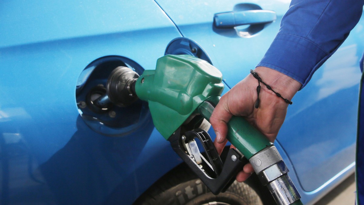 Bencinas subirían nuevamente: Académico adelanta de cuánto será el alza de los combustibles