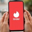 Una mujer de Los Ángeles, Estados Unidos, viajó hasta Londres para encontrarse con un hombre que había conocido en Tinder, pero su travesía terminó siendo un rotundo fracaso.