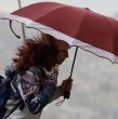 Este martes, la Dirección Meteorológica de Chile (DMC) emitió un aviso por viento para sectores de siete regiones del país. La condición se presentaría con rachas de hasta 70 km/h, incluida en la Región Metropolitana. ¡Detalles!