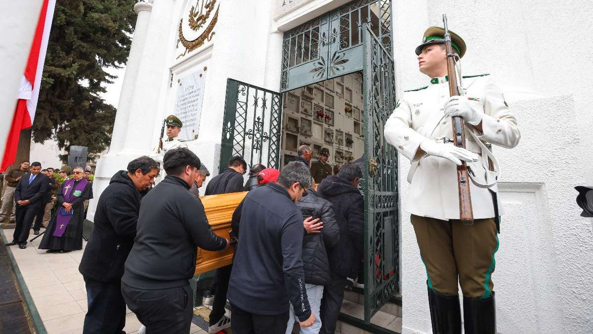 Último adiós a mártir de Carabineros: Suboficial Aguilera fue sepultado en el mausoleo institucional del Cementerio General