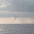 El Servicio Meteorológico de la Armada emitió un aviso especial de nubes convectivas asociadas a la formación de trombas marinas en dos regiones del país. ¡Detalles!
