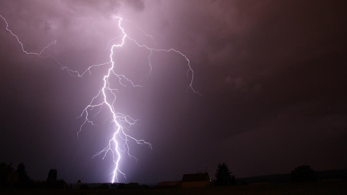 "Inestabilidad post frontal": Emiten aviso de tormentas eléctricas para sectores de tres regiones