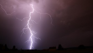 'Inestabilidad post frontal': Emiten aviso de tormentas eléctricas para sectores de tres regiones