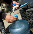 Aguas Andinas programó una serie de cortes en el suministro a raíz de trabajos en el cambio de válvulas y la renovación de redes en la Región Metropolitana. ¡Revisa los detalles en la nota!