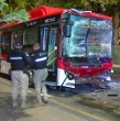 Dos buses RED chocaron durante la madrugada en Alameda con República, en Santiago. El conductor de uno de los vehículos sufrió una lesión leve y fue trasladado hasta la Mutual de Seguridad.