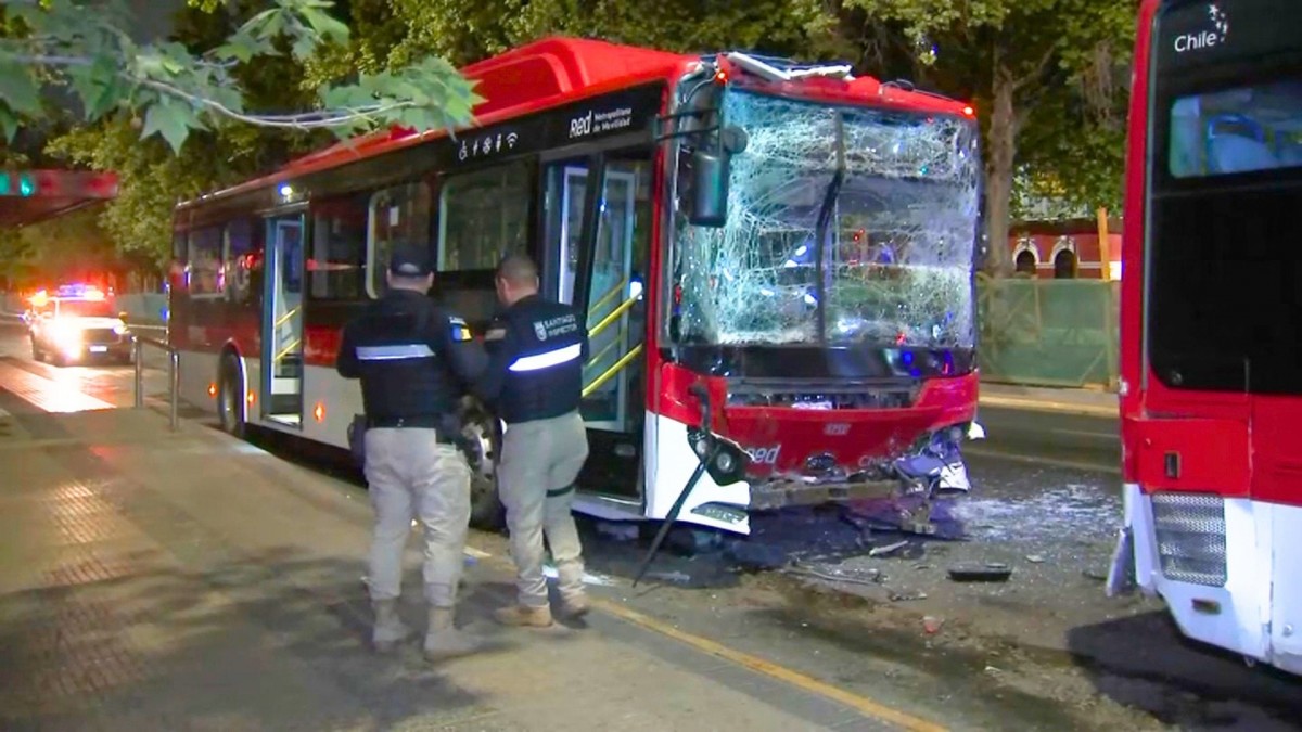 Chofer se habría dormido y pisado el acelerador: Dos buses RED chocan en Santiago y dejan un lesionado